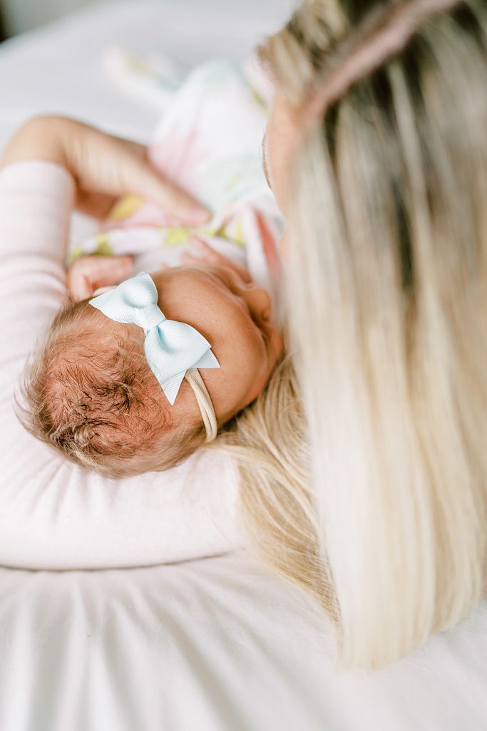 Baby head cradled in mom's arm in  Newborn Family Session|Sabel Moments Photography 