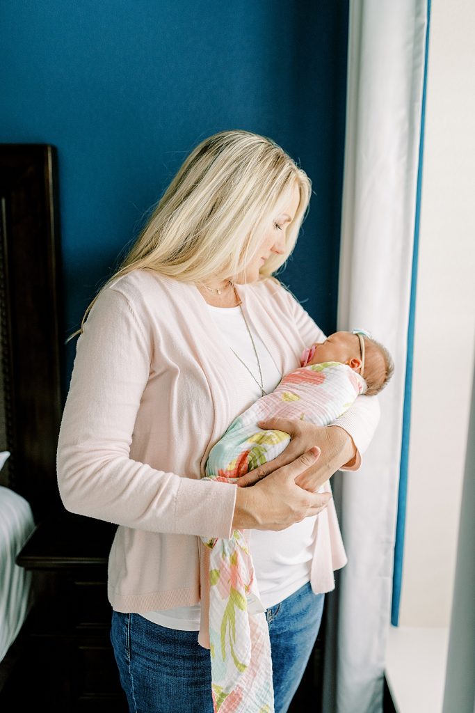 Mom holding baby| Fort Worth Photographer| Sabel Moments Photography 