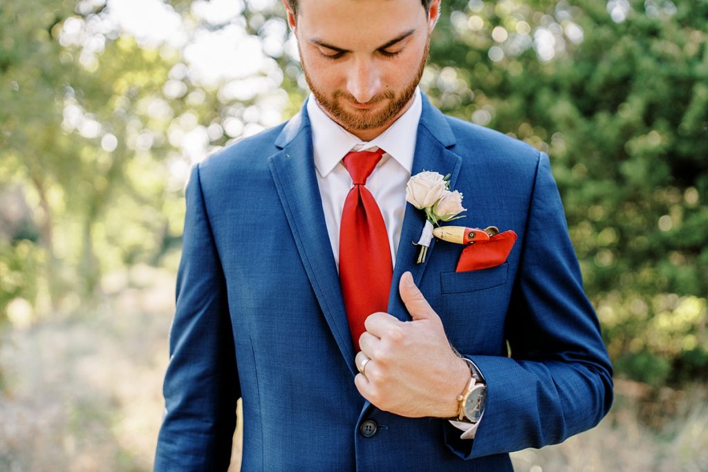 Groom in navy and red
